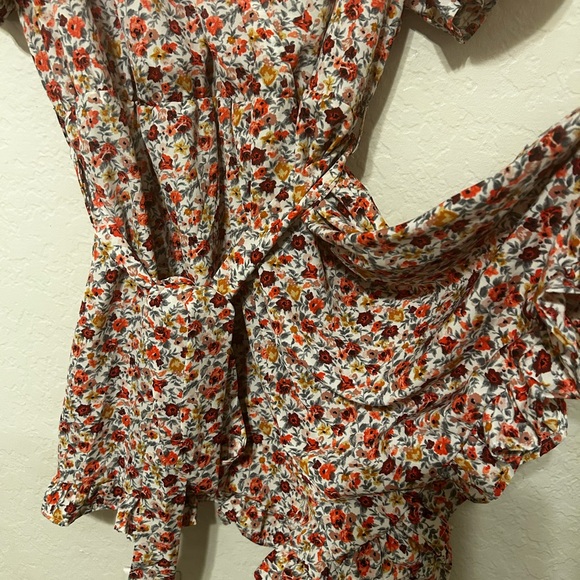 🐾SHEIN Curve Red and Gray Floral shorts romper size 4XL GUC - Picture 9 of 10